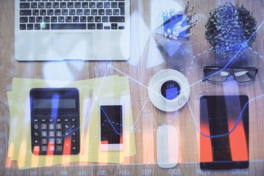 Masaüstünde telefonlu ön x grafik hologramına çift pozlama. Üst Manzara. Mobil ticaret platformu kavramı.