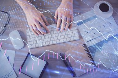 Erkeklerin ellerinin bilgisayar klavyesini ve forx grafik hologramını yazarken çoklu pozlama. Üst Manzara. Finans piyasası kavramı.