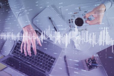Erkeklerin ellerinin bilgisayar klavyesini ve forx grafik hologramını yazarken çoklu pozlama. Üst Manzara. Finans piyasası kavramı.