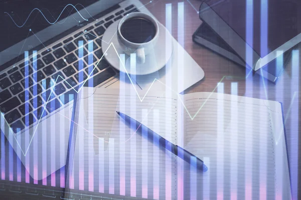 Borsa grafiği ve masa arkasındaki en üst görünüm bilgisayarı. Çoklu maruz kalma. Finansal eğitim kavramı.