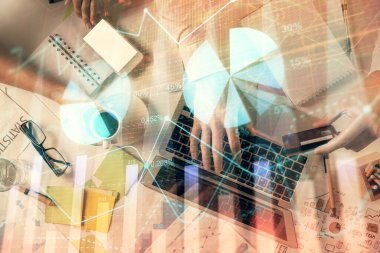 Kadın ve erkeğin birlikte çalışırken çifte pozlama ve hologram çizimi ön plana çıkarma. Finansal analiz konsepti. Bilgisayar arkaplanı. Üst Görünüm.