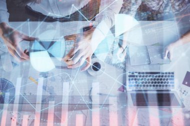 Birlikte çalışan kadın ve erkeğin çifte pozu ve finansal grafik hologramı çizimi. Pazar analizi konsepti. Bilgisayar arkaplanı. Üst Görünüm.