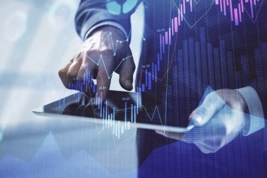 Erkeklerin el ele tutuşup dijital bir cihaz ve ön grafik çizimi kullanırken çift pozlama. Finansal piyasa kavramı.