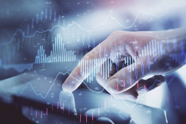 Erkeklerin el ele tutuşup dijital telefon ve forx grafik çizimleri kullanırken birden fazla pozlama. Finansal piyasa kavramı.