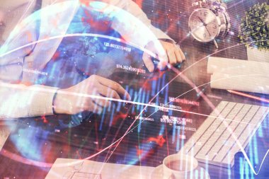 Bir adamın elini tutarken ve bir telefon ve finansal grafik çizimi kullanırken çift pozlama. Analiz kavramı.