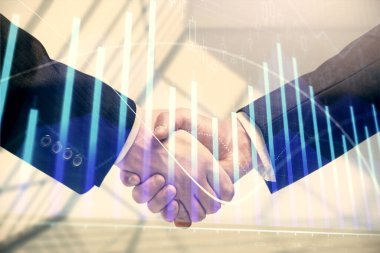 Forx grafik hologramı ve iki adamın el sıkışması. Borsa konsepti.