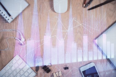 Forx grafik hologramının telefonlu masaüstü üzerinde çoklu pozlandırılması. Üst Manzara. Mobil ticaret platformu kavramı.