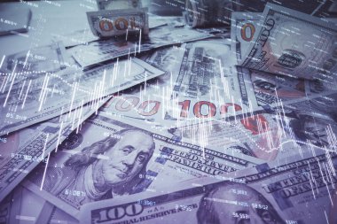 Forx grafiğinin çok sayıda görüntüsü bize dolar banknotları arka planında görünüyor. Finansal başarı piyasası kavramı.