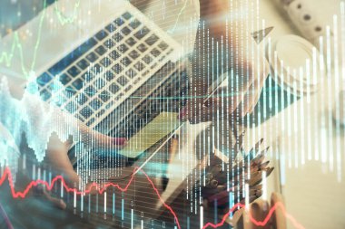 İşkadını ellerinin bilgisayar ve finansal grafik hologramı çizimlerinde çifte pozlama. Borsa analizi kavramı.