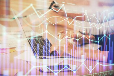 Bilgisayarda ve finansal grafik hologramında yazı yazan kadın ellerine çok maruz kalmış. Borsa analizi kavramı.