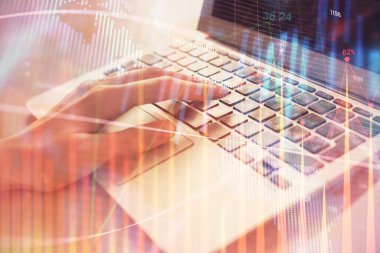 Bilgisayarda ve ön x grafik hologram çiziminde kadın eli yazarken çift pozlama. Borsa analizi kavramı.