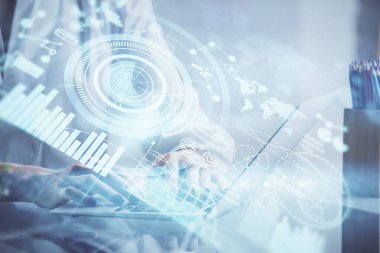 Kadın elinin bilgisayar ve iş temalı hologram çizimlerinde çifte pozlama. Başarı konsepti.