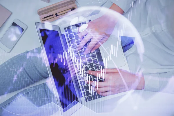 Bilgisayar ve ön grafik hologram çizimi üzerinde çalışan kadın elleri çift pozlama. Üst Manzara. Mali analiz kavramı.