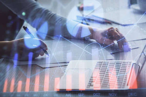 Doble exposición de las manos de la mujer de negocios escribiendo en la computadora y el dibujo del holograma gráfico de divisas. Concepto de análisis financiero. —  Fotos de Stock