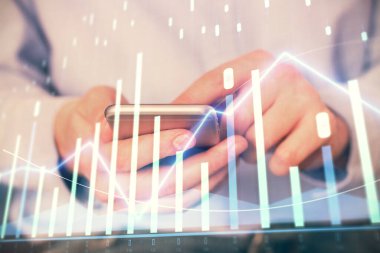 Erkeklerin el ele tutuşup dijital telefon ve forx grafik çizimleri kullanırken birden fazla pozlama. Finansal piyasa kavramı.