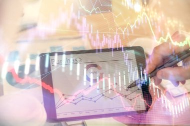 Bir adamın elini tutarken ve bir telefon ve finansal çizim kullanırken çift pozlama. Pazar analizi kavramı.