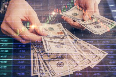 Finansal grafiğe çoklu pozlama hologram, Amerikan dolarları ve insan eli. Analiz kavramı.