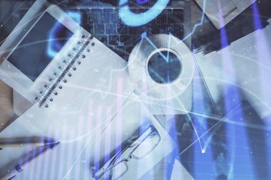 Finansal grafik hologramına telefonla çifte maruz kalma. Üst Manzara. Mobil ticaret platformu kavramı.