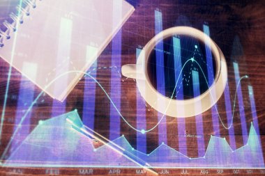 Forx grafik çizimi ve çalışma masası üst veiw çoklu pozlama. Mali analiz kavramı.