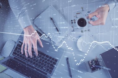 Erkeklerin ellerinin bilgisayar klavyesini ve forx grafik hologramını yazarken çoklu pozlama. Üst Manzara. Finans piyasası kavramı.
