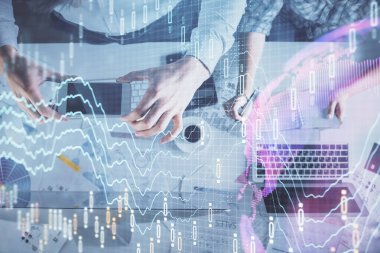 Birlikte çalışan kadın ve erkeğin çifte pozu ve finansal grafik hologramı çizimi. Pazar analizi konsepti. Bilgisayar arkaplanı. Üst Görünüm.