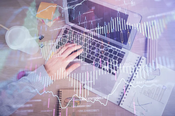 Doble exposición de manos mans tecleando sobre el teclado de la computadora y el dibujo del holograma gráfico forex. Vista superior. Concepto de mercados financieros. — Foto de Stock