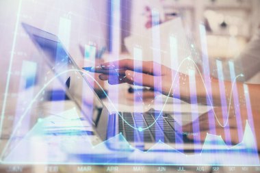 Bilgisayarda ve finansal grafik hologramında yazı yazan kadın ellerine çoklu maruz kalma. Borsa analizi kavramı.