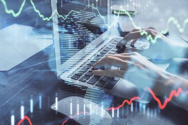 Bilgisayarda ve ön x grafik hologram çiziminde kadın eli yazarken çift pozlama. Borsa yatırım kavramı.