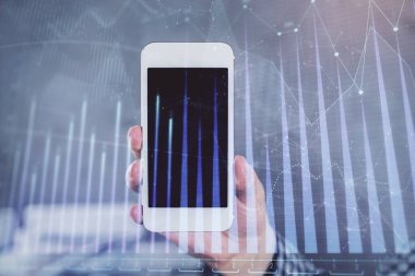 Erkeklerin el ele tutuşup dijital bir cihaz ve ön grafik çizimi kullanırken çift pozlama. Finansal piyasa kavramı.