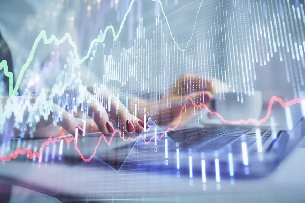 컴퓨터와 금융 그래프에 손으로 타이핑하는 여성의 다양 한 노출 영상. 증권 시장 분석 개념. — 스톡 사진