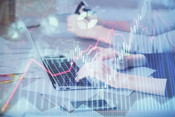 Multi exposición de las manos de la mujer escribiendo en el dibujo del holograma de la computadora y de la carta financiera. Concepto de análisis bursátil. — Foto de Stock