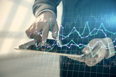 Erkeklerin el ele tutuşup dijital bir cihaz ve ön grafik çizimi kullanırken çift pozlama. Finansal piyasa kavramı.