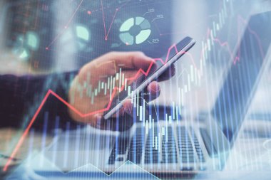 Bir adamın elini tutarken ve bir telefon ve finansal grafik çizimi kullanırken çift pozlama. Analiz kavramı.