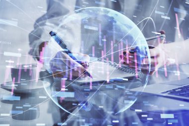 Finansal grafik çizimine çifte maruz kalma hologram ve cep telefonu kullanan bir kadın. Borsa konsepti.