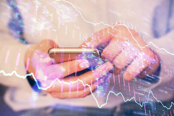 Multi exponering av män händer som håller och använder en digital telefon och forex diagram ritning. Begreppet finansmarknad. — Stockfoto