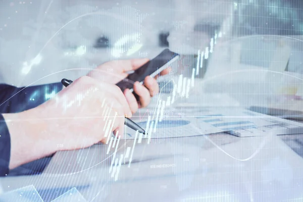 Doppelbelichtung der Hände beim Halten und Benutzen einer Telefon- und Finanzgrafik. Analysekonzept. — Stockfoto