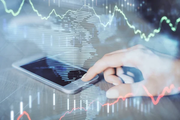 Dubbel exponering av Forex diagram skiss hologram och kvinna som håller och använder en mobil enhet. Begreppet finansmarknad. — Stockfoto