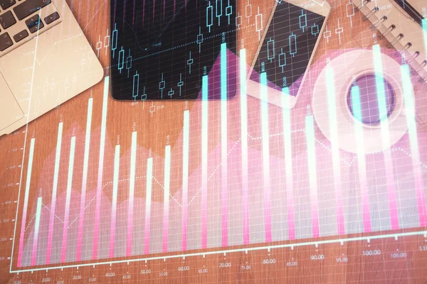 Doble exposición del holograma gráfico financiero sobre el escritorio con el teléfono. Vista superior. Concepto de plataforma de comercio móvil. — Foto de Stock