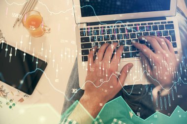 Dizüstü bilgisayar klavyesini ve ön x çizim hologramını yazarken çift pozlama. Üst Manzara. Finans piyasası kavramı.