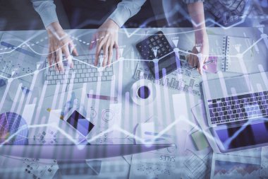 Birlikte çalışan kadın ve erkeğin çifte pozu ve finansal grafik hologramı çizimi. Pazar analizi konsepti. Bilgisayar arkaplanı. Üst Görünüm.