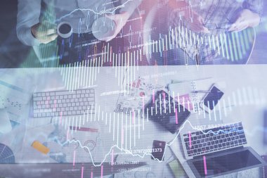 Birlikte çalışan kadın ve erkeğin çifte pozu ve finansal grafik hologramı çizimi. Pazar analizi konsepti. Bilgisayar arkaplanı. Üst Görünüm.