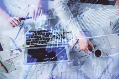 Kadın ve erkeğin birlikte çalışması ve finansal grafik hologramı. İş konsepti. Bilgisayar arkaplanı.