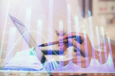 Bilgisayarda ve finansal grafik hologramında yazı yazan kadın ellerine çoklu maruz kalma. Borsa analizi kavramı.