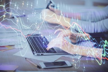 Bilgisayarda ve finansal grafik hologramında yazı yazan kadın ellerine çok maruz kalmış. Borsa analizi kavramı.