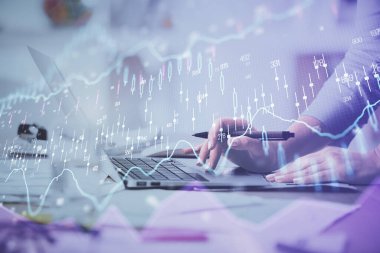Bilgisayarda ve finansal grafik hologramında yazı yazan kadın ellerine çok maruz kalmış. Borsa analizi kavramı.