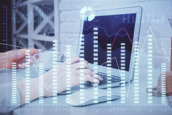 Dubbel exponering av kvinnliga händer skriva på dator och forex diagram hologram ritning. Begreppet börsanalys. — Stockfoto