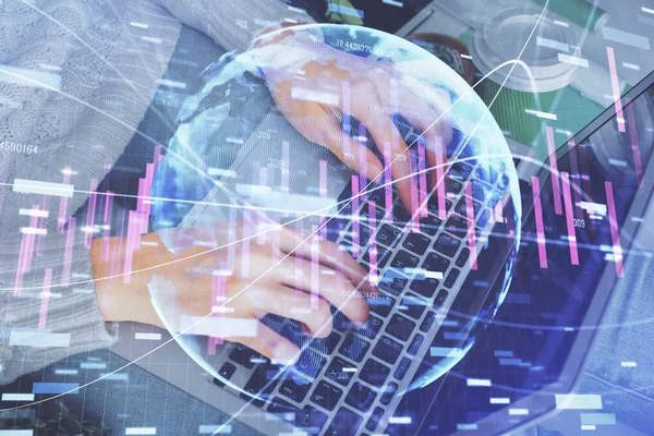 Doppia esposizione delle mani della donna che scrivono sul disegno dell'ologramma del grafico del forex e del computer. Concetto di investimento in borsa. — Foto Stock