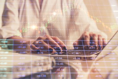 Bilgisayarda ve ön x grafik hologram çiziminde kadın eli yazarken çift pozlama. Borsa yatırım kavramı.