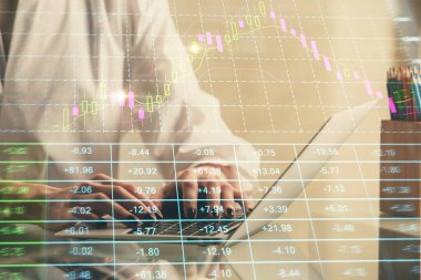 Bilgisayarda ve ön x grafik hologram çiziminde kadın eli yazarken çift pozlama. Borsa yatırım kavramı.