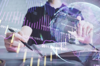 Ellerinde kredi kartı ve forex çizimi olan bir adamın çift pozu. İnternet E-ticaret kavramında hisse senedi ve dijital fintech.